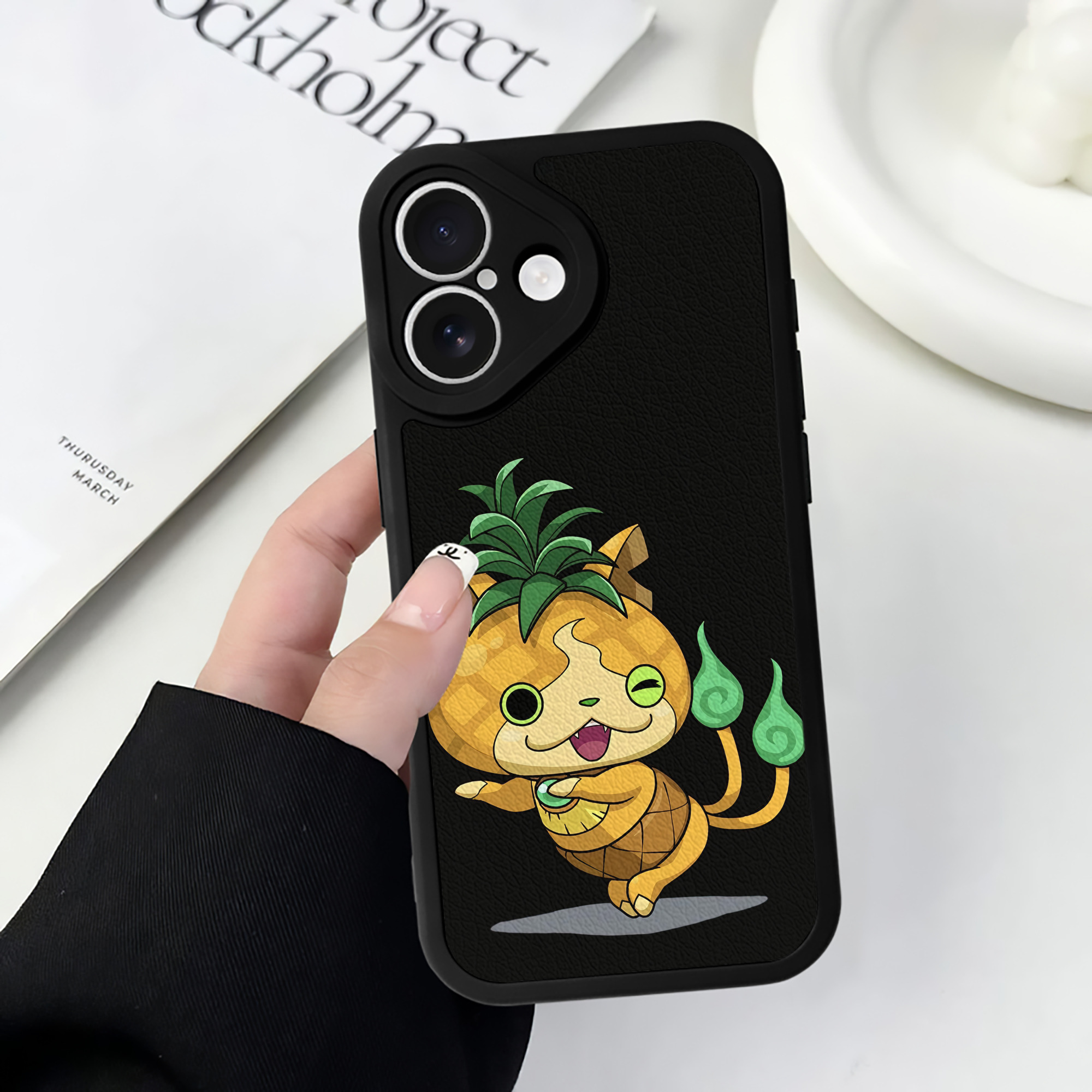 （画像用） 妖怪ウォッチ Yo-kai Watch 【iPhone 16シリーズ対応】シリコンスマホケース（レザー調） 材質：シリコン